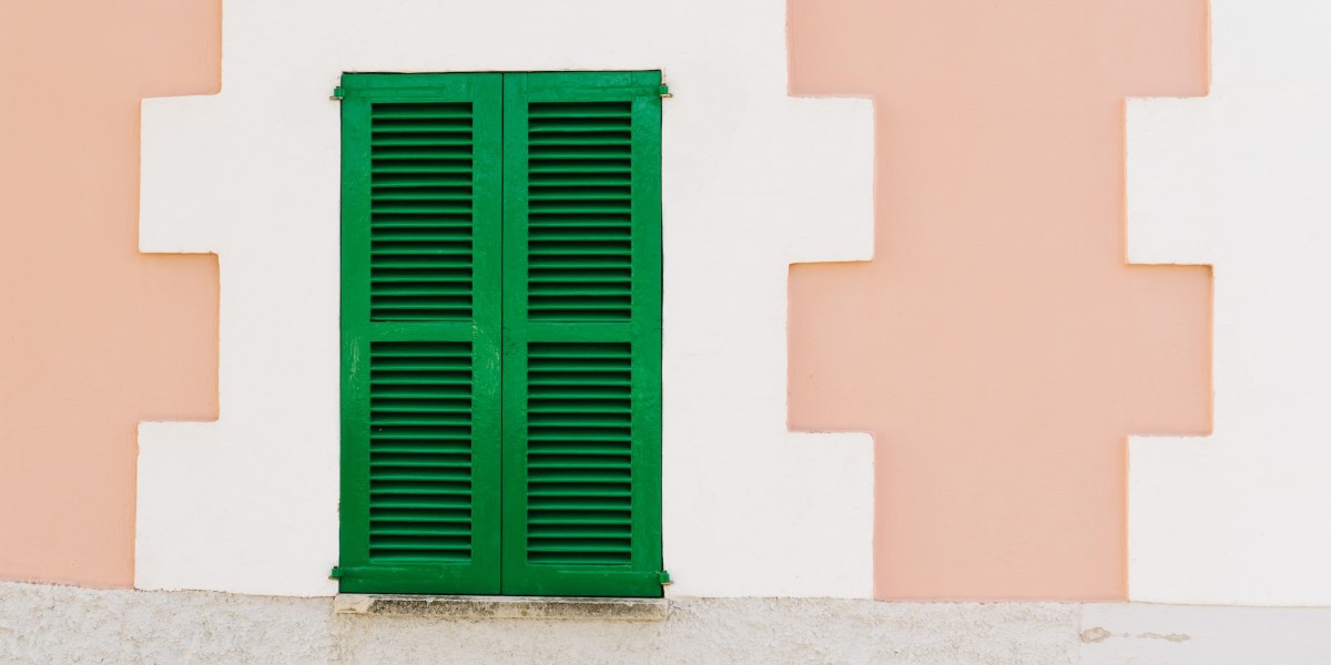 Facciata con finestra verde