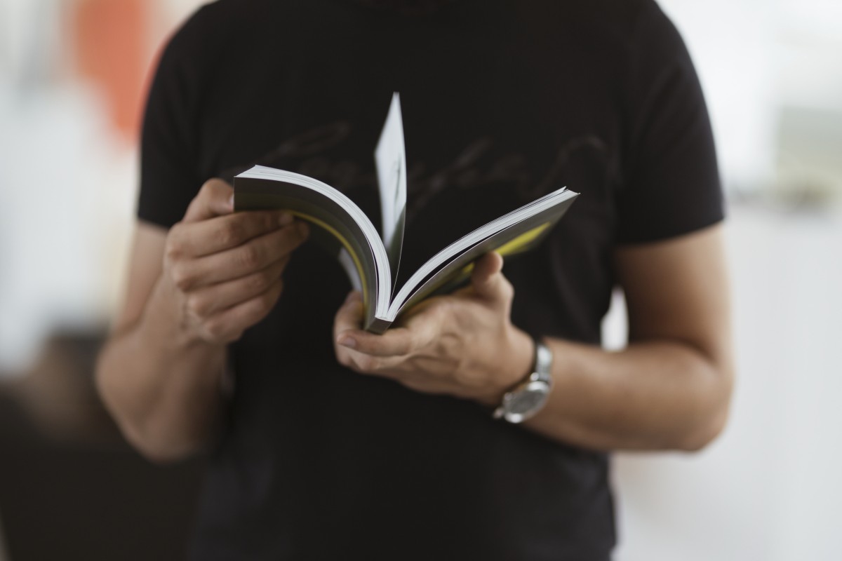 libro in mano