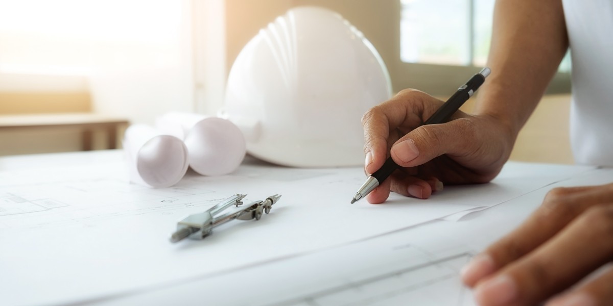 Ingegnere che lavora sul progetto di costruzione. Strumenti di ingegneria