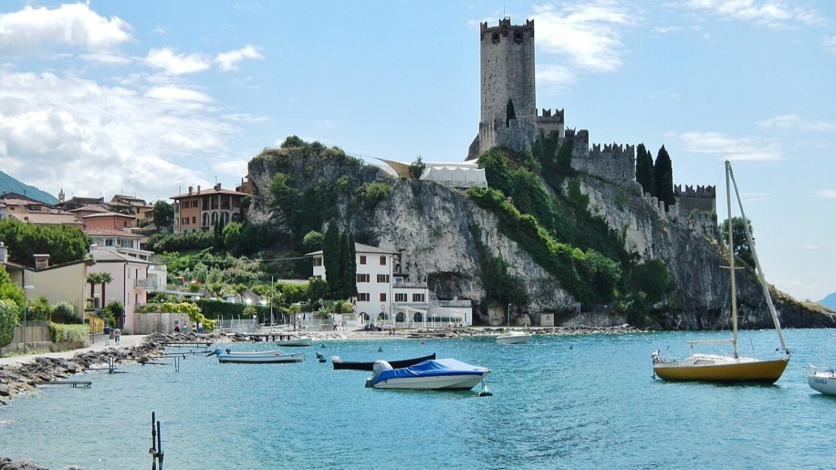 garda con la pioggia