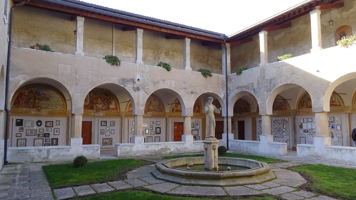 garda con la pioggia