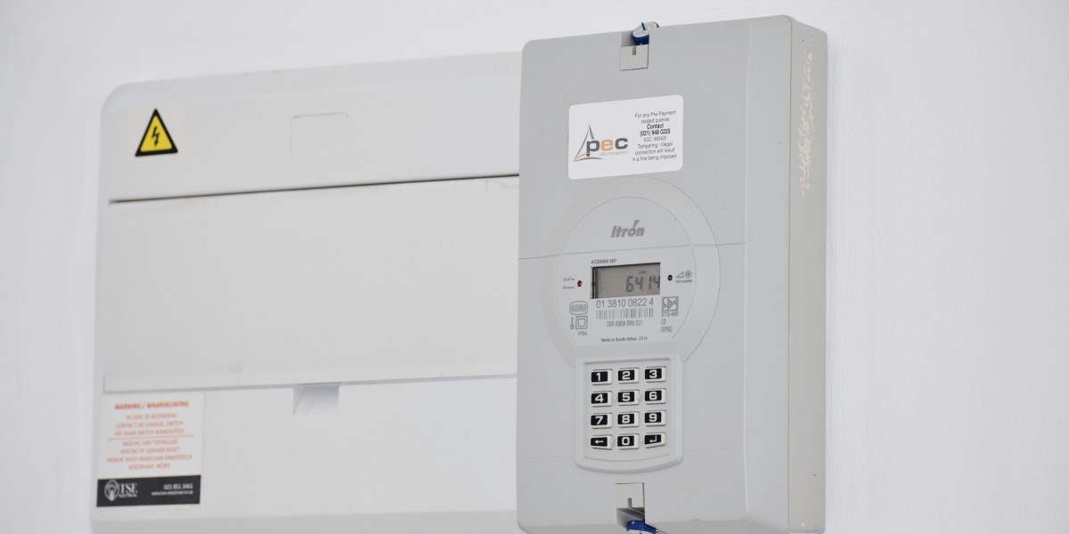 Contatore elettrico e scatola di fusibili su una parete bianca per monitoraggio energetico o fatturazione.