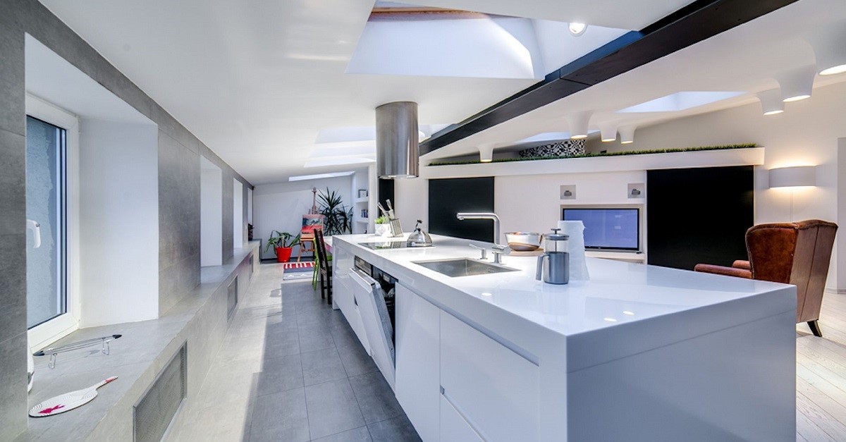 Ampia isola di cucina con lavello, lavastoviglie e piano a induzione