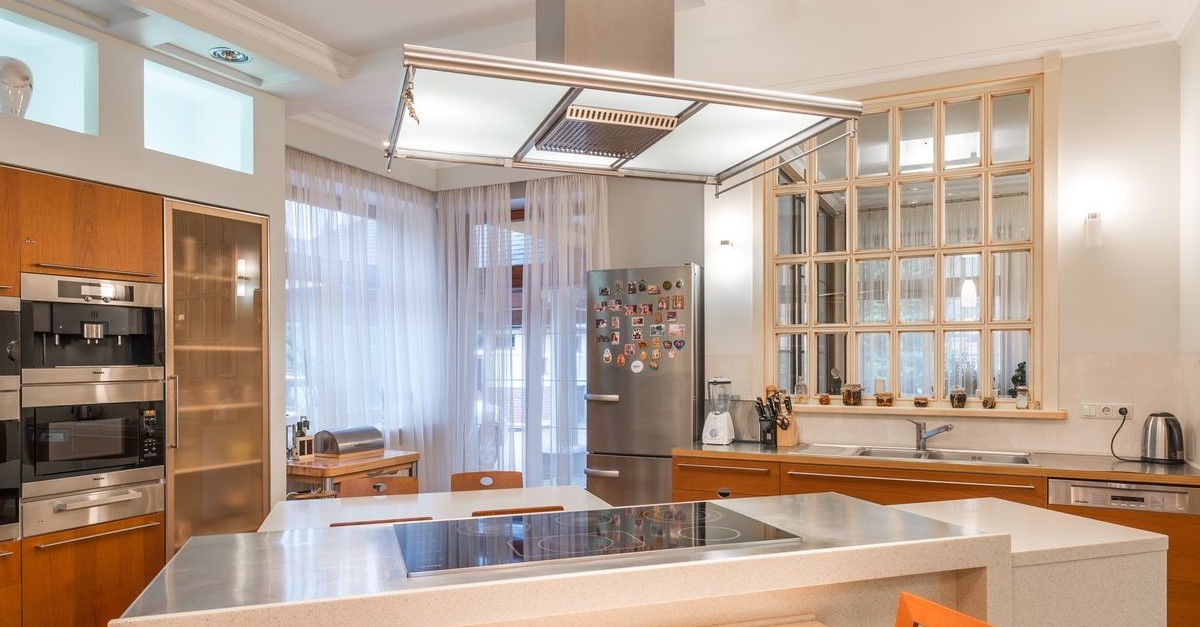 Isola di cucina con piano a induzione e cappa 
