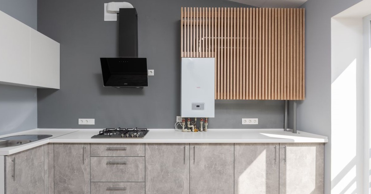 Cucina moderna con caldaia