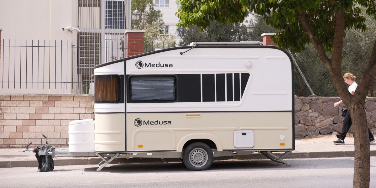 Roulotte moderna parcheggiata