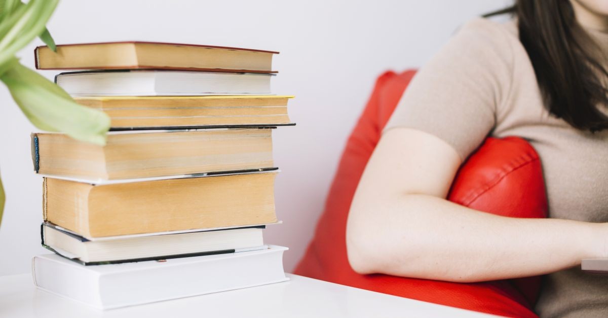 pila di libri su tavolino 