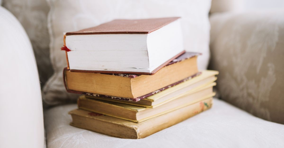 pila di vecchi libri 