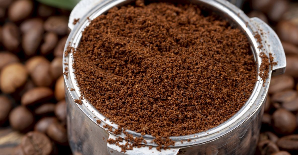polvere di caffè nel filtro con chicchi 