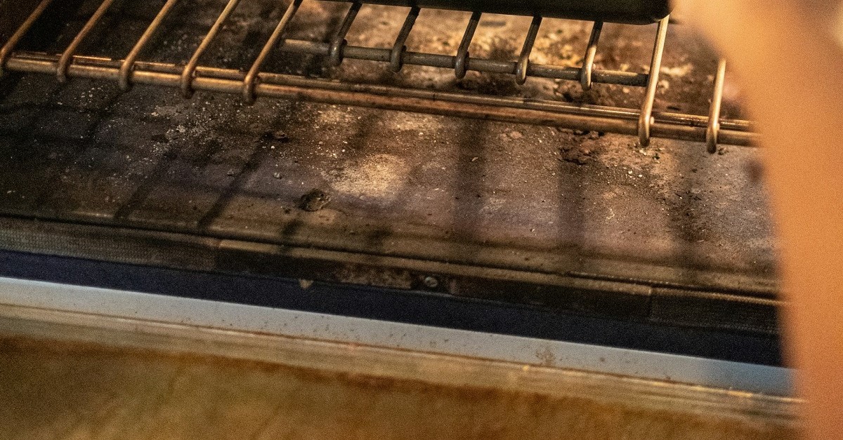 Forno col fondo incrostato e arrugginito