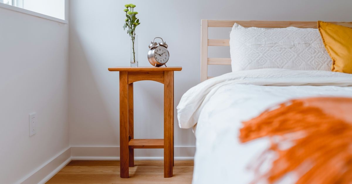 un comodino molto esile in legno 