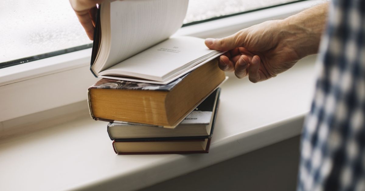 uomo sfoglia vecchi libri 