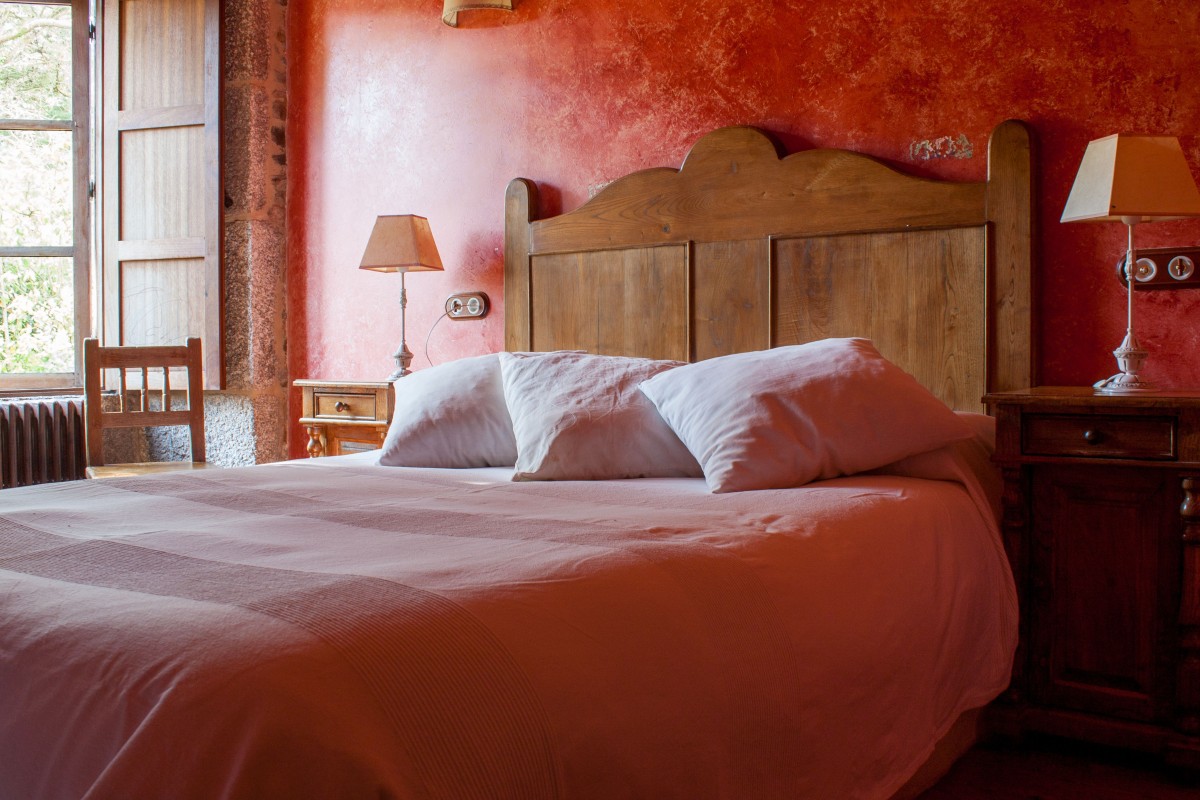Camera da letto nei toni del terracotta
