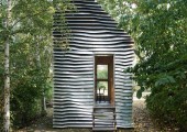 La caratteristica più distintiva della casa è il suo rivestimento in alluminio riciclato
