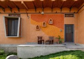 La estructura está construida con tierra compactada, terracota y piedra.