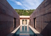 L'elemento centrale della casa è una piscina lineare che attraversa la pianta rettangolare, fungendo da patio longitudinale