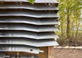 Il rivestimento in alluminio della casa è disposto in fasce orizzontali