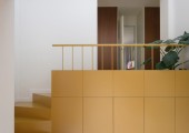 Scala color ocra che cattura la luce naturale