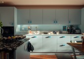 I mobili della cucina sono di colore azzurro chiaro