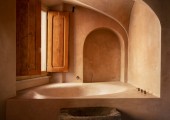 L'architetto ha utilizzato una gamma di materiali naturali, tra cui pitture a base di calce