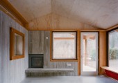 Le superfici in cemento e legno sono state lasciate a vista