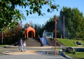 Parque acuático colorido inspirado en los principios de energía hidráulica que cuenta con un estanque para la recogida de agua de lluvia.