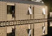La casa está revestida con listones horizontales de madera Accoya resistente al agua.