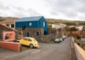 La casa combina muri originali in pietra basaltica con una struttura in legno rivestita di plastica riciclata proveniente dagli oceani