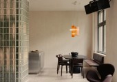 La pavimentazione del terrazzo è stata scelta come "un tocco senza tempo e di alta qualità"
