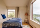 Il piano superiore ospita le zone private, tre camere da letto caratterizzate da lampade realizzate artigianalmente