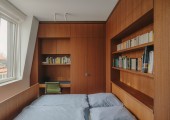 La palette di colori, semplice e lineare, si basa su materiali che acquisiranno una patina nel tempo