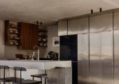La cucina è dotata di ante in acciaio inossidabile sui pensili a tutta altezza