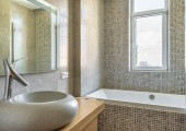 Bagno con rivestimento in stile mosaico