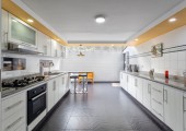 Suelo gris en cocina moderna