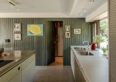 I colori degli interni, soprattutto in cucina, si ispirano ai kimono giapponesi