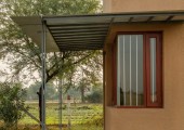 Tettoia in lamiera ondulata che protegge la soglia principale