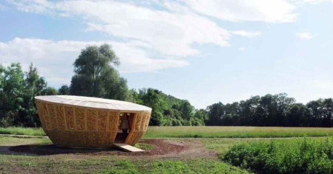 Sembra un ufo di campagna, ma è una casa ecologica fatta di pannocchie