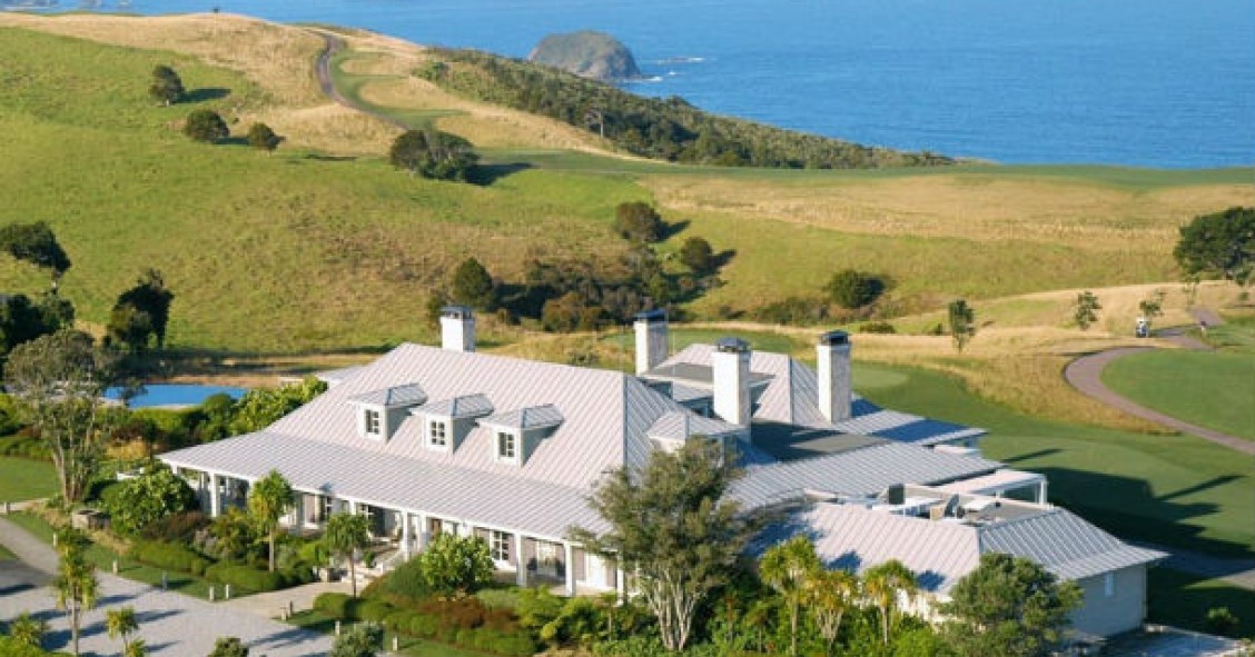 Un resort tra i verdi paesaggi della nuova zelanda con campo da golf e vista sull'oceano (fotogallery)