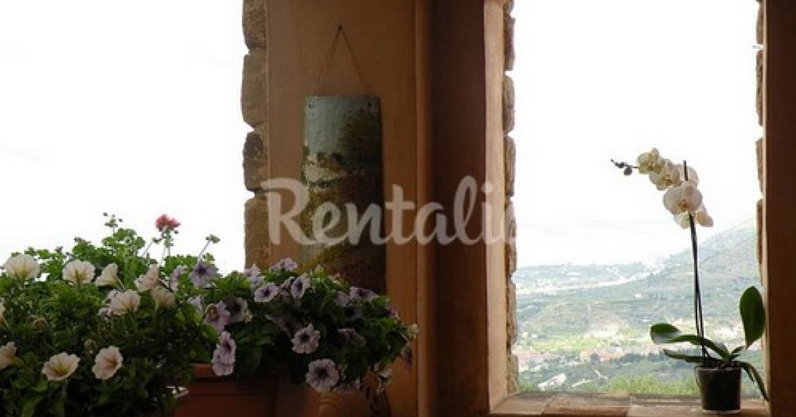 A cefalù, uno dei borghi più belli d’Italia, una casa indipendente con giardino e piscina (fotogallery)