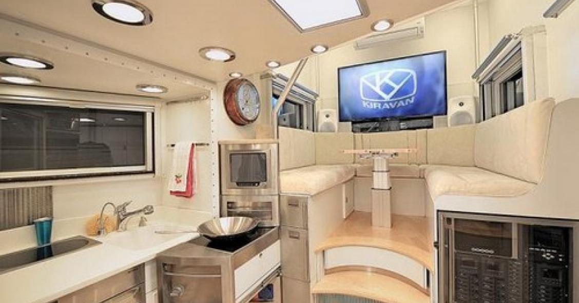 Un loft di lusso sulle ruote: questo è kiravan, il caravan più grande e moderno del mondo (foto)
