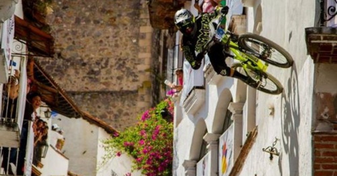 Edifici, adrenalina e biciclette: le città riconvertite in piste da corsa per le due ruote (fotogallery)