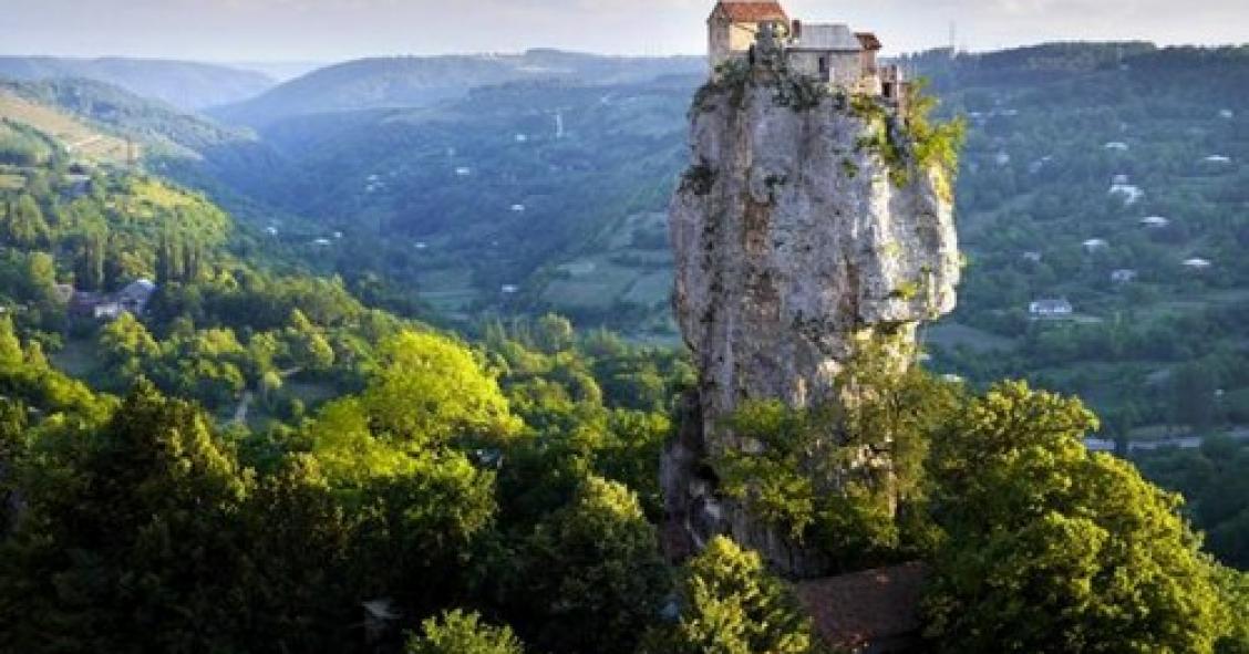 La casa più isolata del mondo: situata in cima a una roccia, è raggiungibile solo tramite una scala di 40 metri (fotogallery)