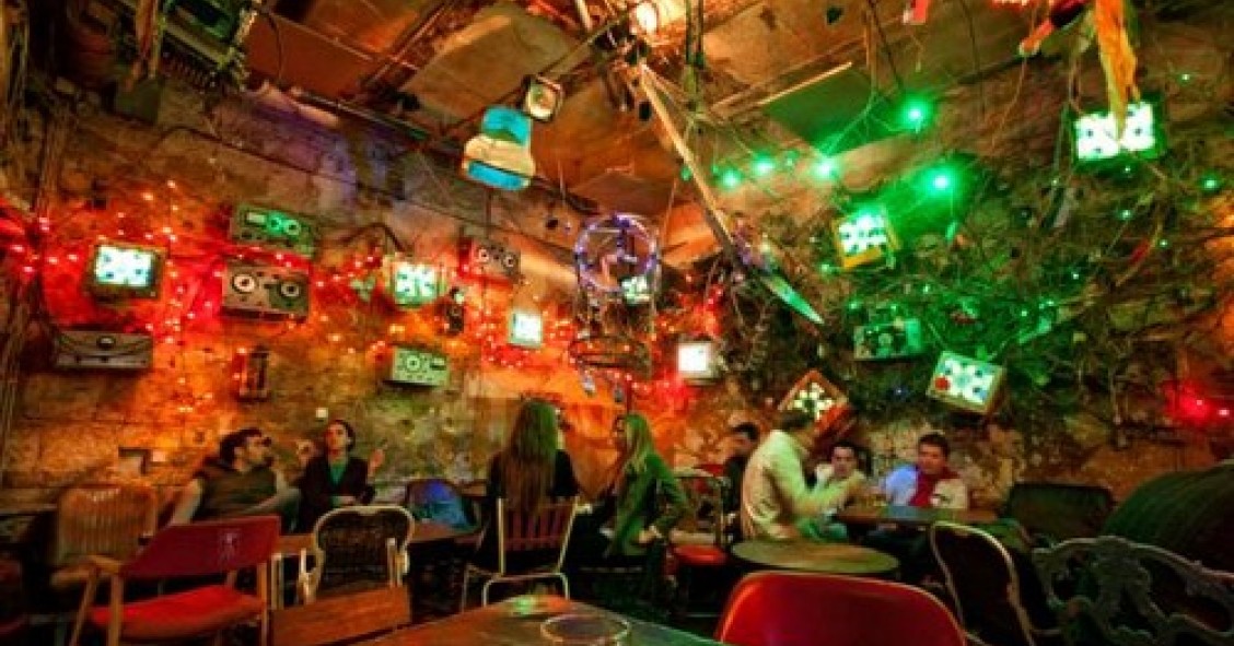 I “ruins pub” di Budapest: da edifici fatiscenti a locali di moda (fotogallery)