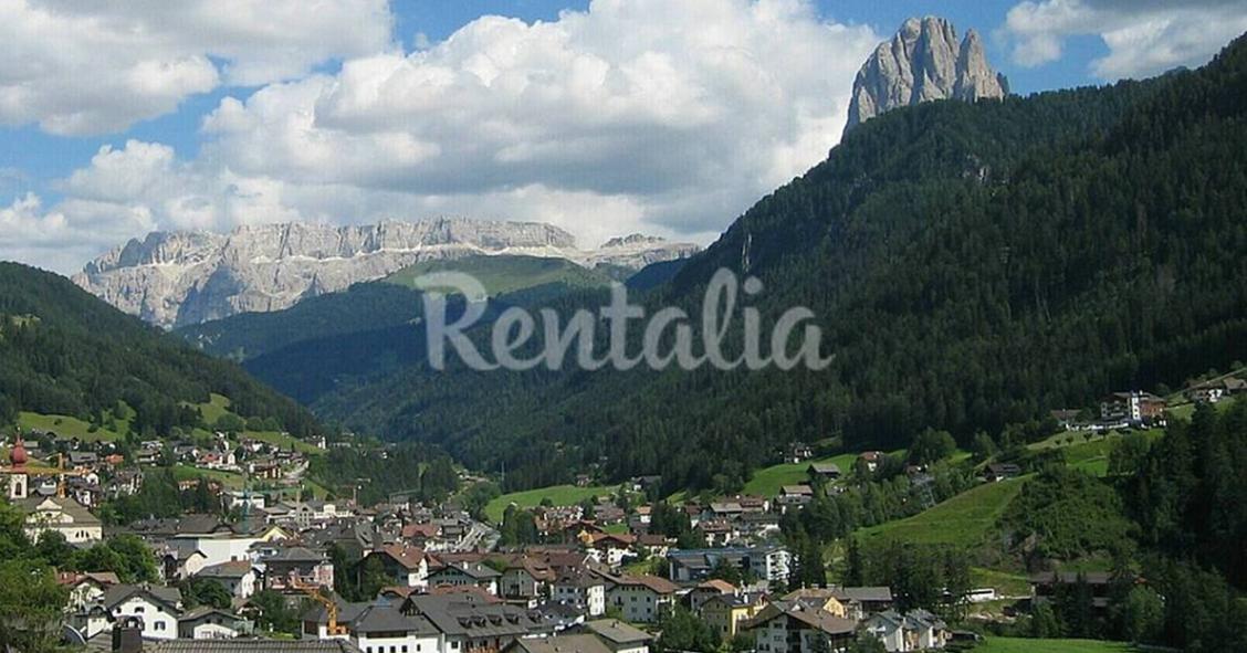 Un appartamento a Ortisei, nel cuore della Val Gardena, circondato dalle Dolomiti (Fotogallery)