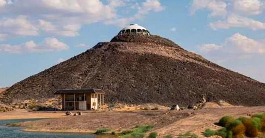 In California si vende una casa in cima a un vulcano degna dei personaggi più cattivi della saga di James Bond (Fotogallery)