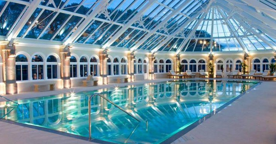In Scozia un meraviglioso castello moderno con piscina coperta a pochi passi dal lago di Loch Ness (Fotogallery)