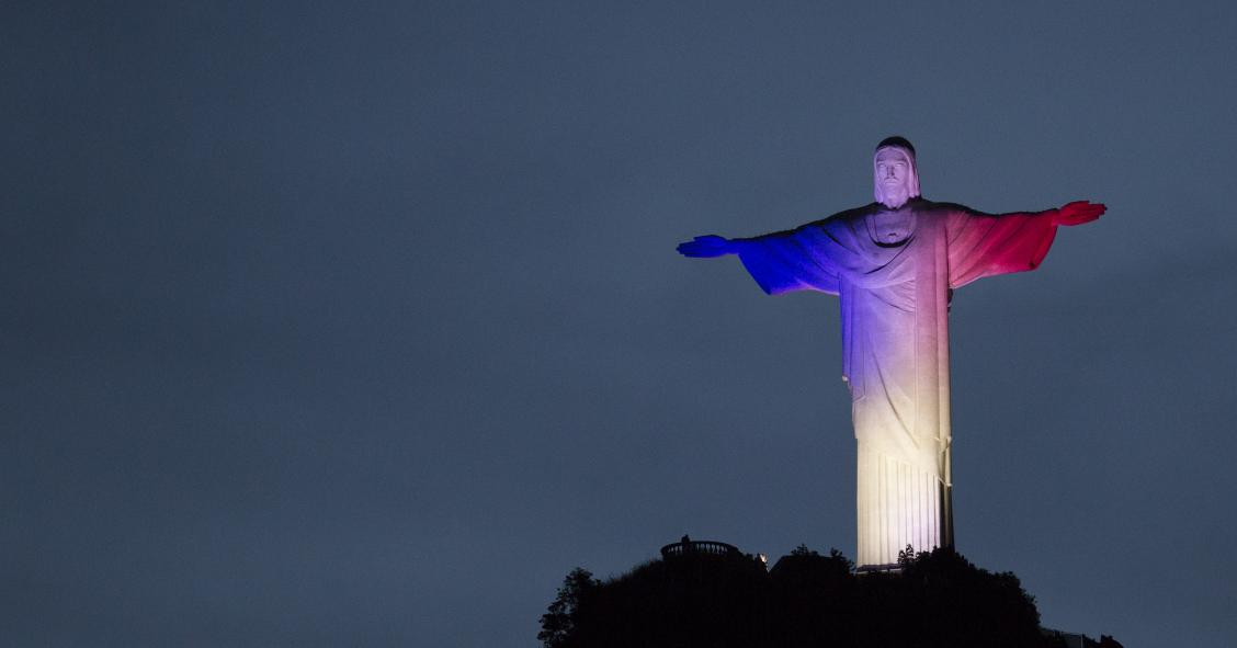 Il Cristo di Rio illuminato con i colori della bandiera francese
