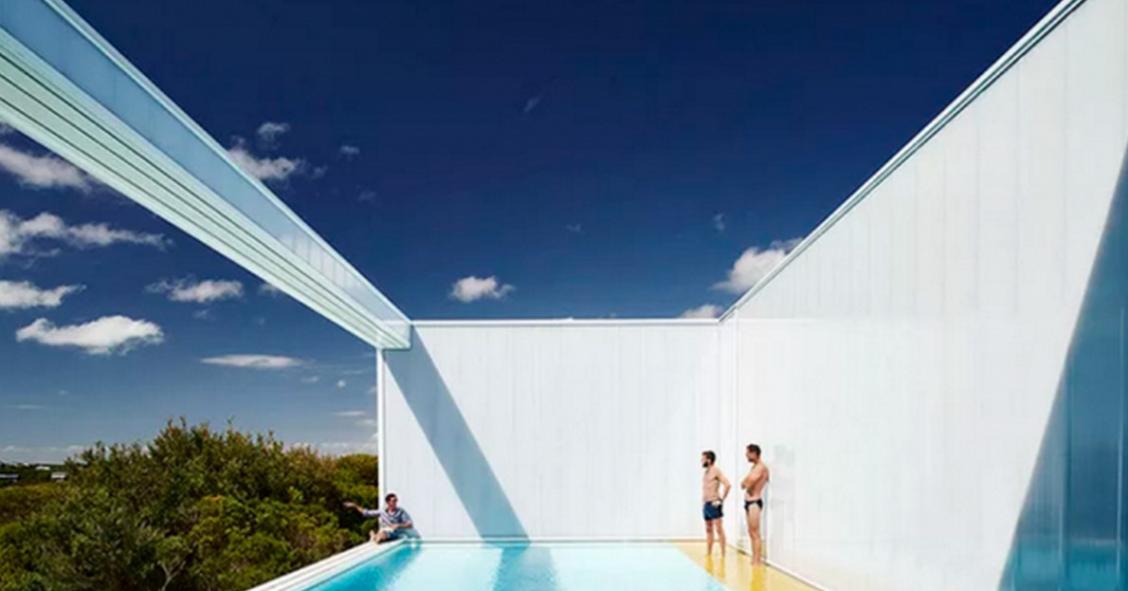 Una casa di fronte all’oceano e che ruota intorno a una piscina di “cristallo” (Fotogallery)