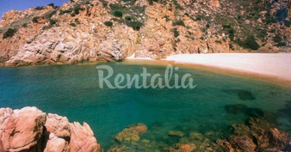 Vacanze in Sardegna, a Costa Paradiso un delizioso appartamento in villa (Fotogallery)