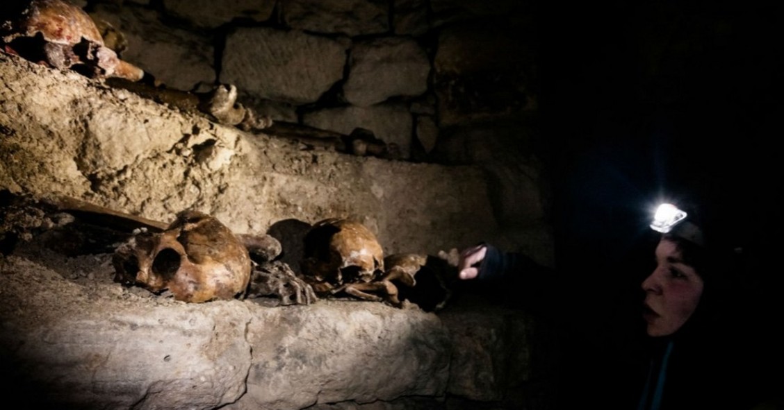 La biblioteca segreta delle Catacombe di Parigi (Fotogallery)